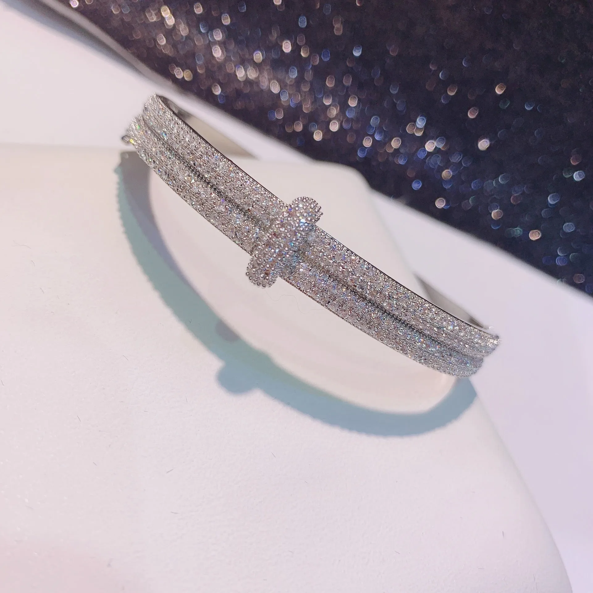 Elegant Micro-Inlaid Lock Bracelet – Timeless Style with a Touch of Luxury