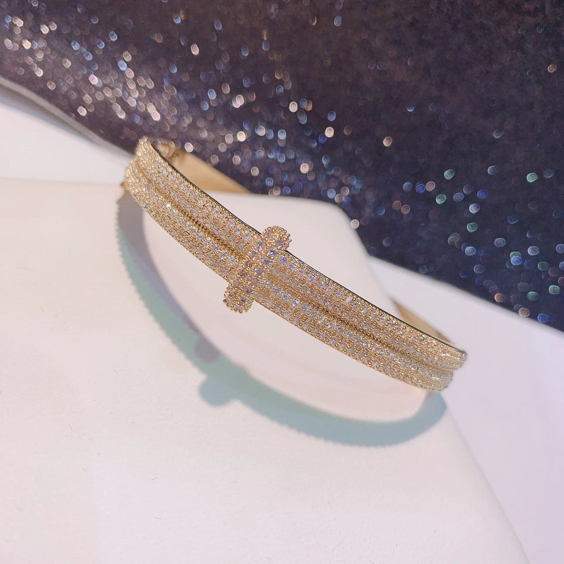 Elegant Micro-Inlaid Lock Bracelet – Timeless Style with a Touch of Luxury