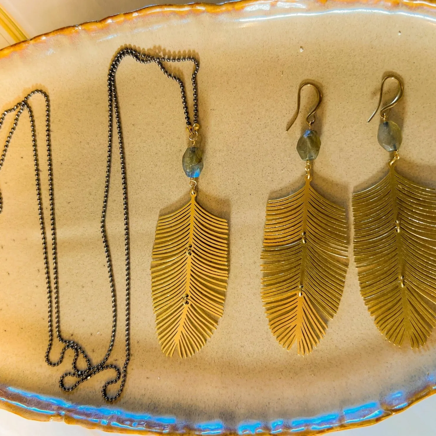 Foresta: Long dancing Feather Earring